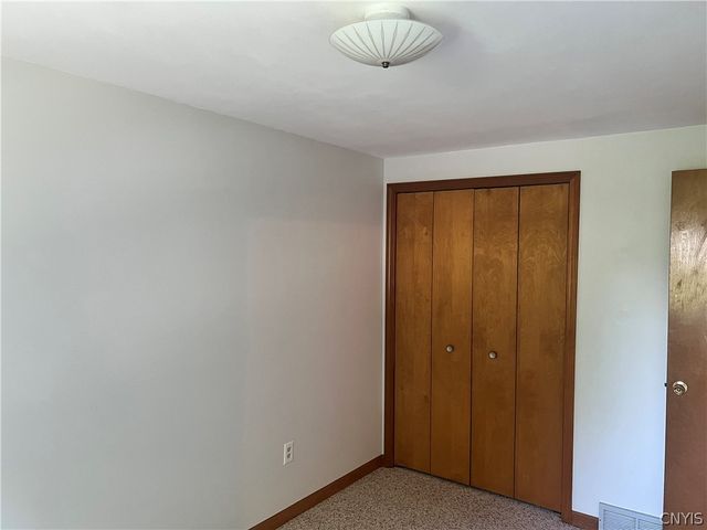 8615 Weaver Road, Cicero, NY 13039