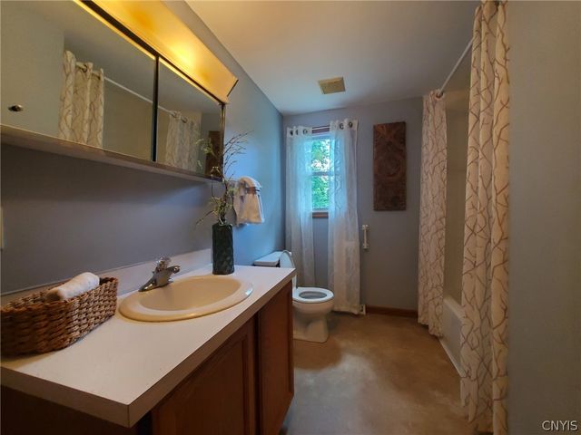 8615 Weaver Road, Cicero, NY 13039