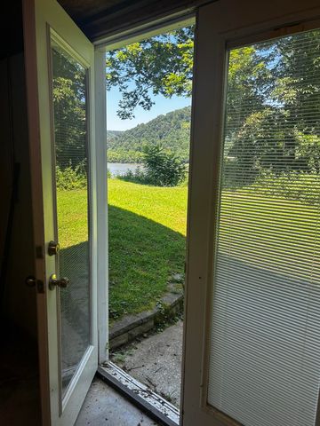 12 River Road, Vanceburg, KY 41179