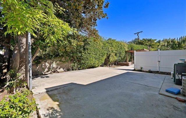 19825 Santa Rita Street, Woodland Hills (los Angeles), CA 91364
