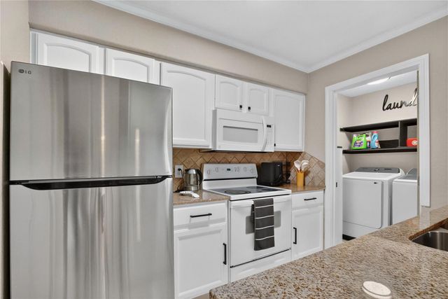 8020 Braesmain Drive 1705, Houston, TX 77025