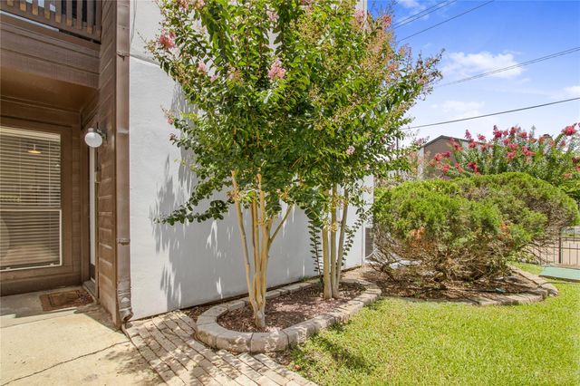 8020 Braesmain Drive 1705, Houston, TX 77025