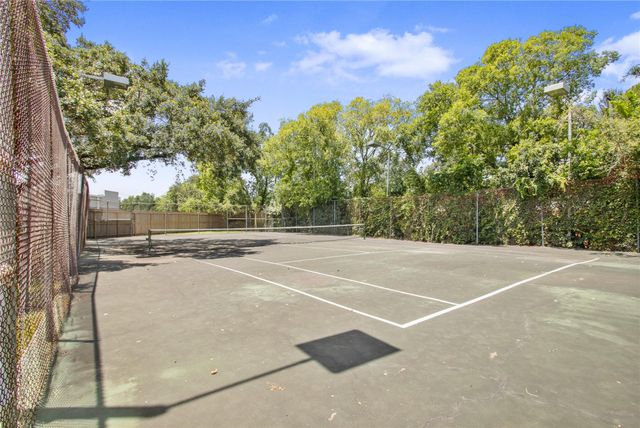 8020 Braesmain Drive 1705, Houston, TX 77025