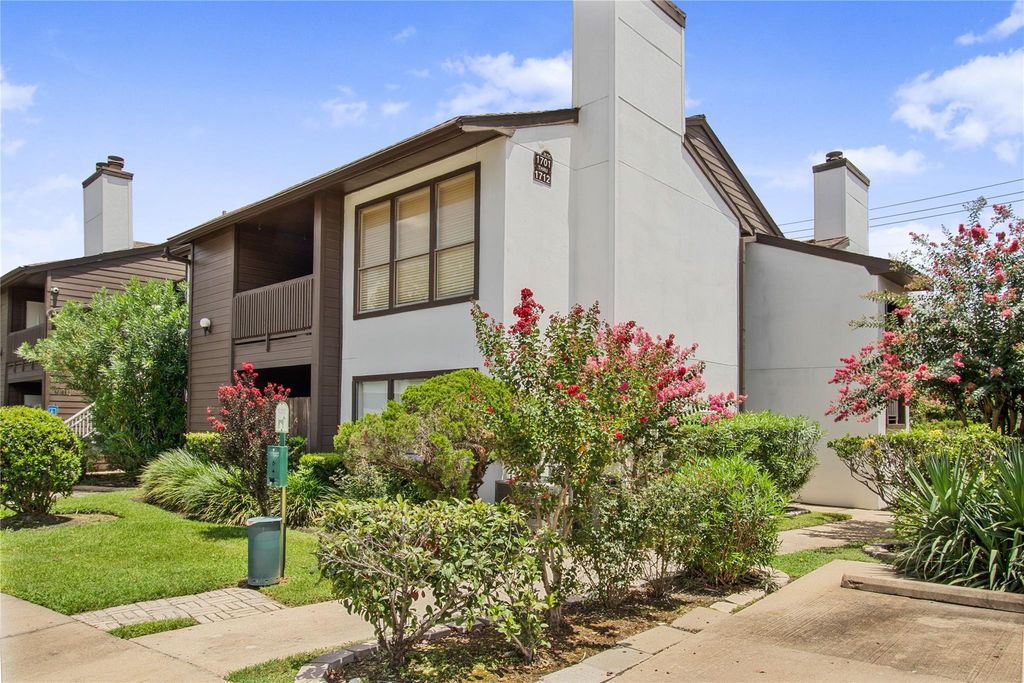 8020 Braesmain Drive 1705, Houston, TX 77025