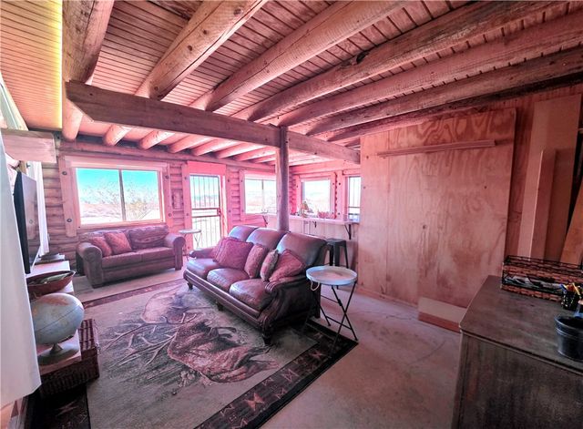 13505 S Alan Road, Yucca, AZ 86438