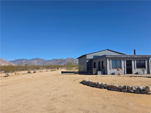 13505 S Alan Road, Yucca, AZ 86438