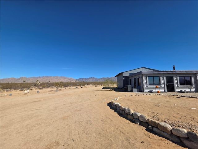 13505 S Alan Road, Yucca, AZ 86438