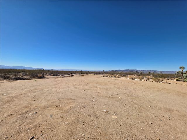 13505 S Alan Road, Yucca, AZ 86438
