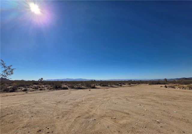 13505 S Alan Road, Yucca, AZ 86438