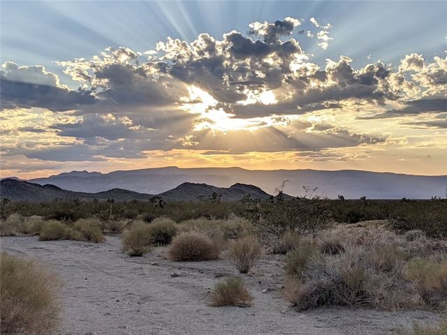 13505 S Alan Road, Yucca, AZ 86438