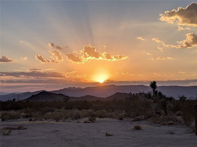 13505 S Alan Road, Yucca, AZ 86438