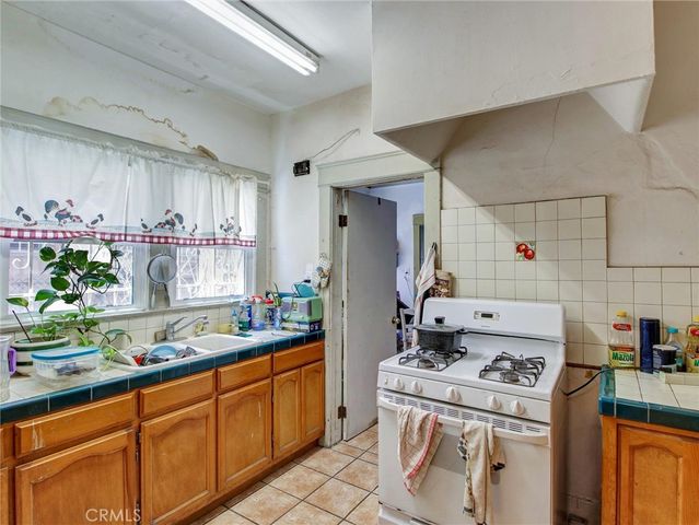 3830 S Figueroa Street, Los Angeles, CA 90037