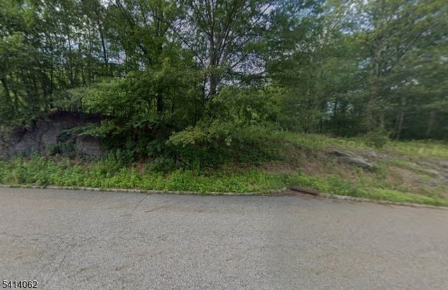 26 S Glen Rd, Kinnelon Boro, NJ 07405