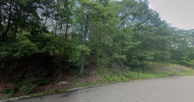 26 S Glen Rd, Kinnelon Boro, NJ 07405