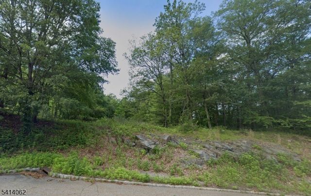 26 S Glen Rd, Kinnelon Boro, NJ 07405