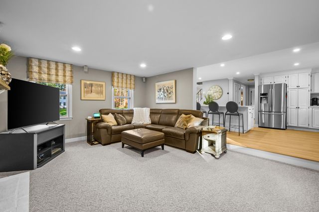 31 Hillcrest Drive, Pembroke, MA 02359