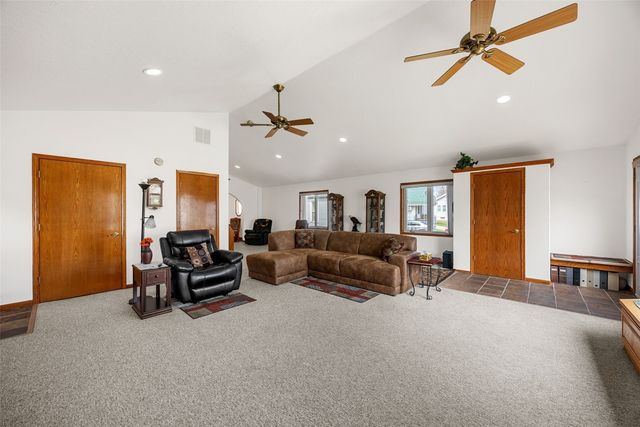 2426 Fruitland Boulevard SW, Cedar Rapids, IA 52404