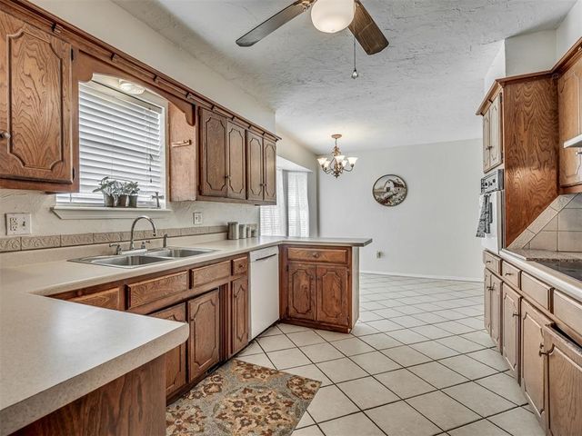 15070 Tomahawk Drive, Yukon, OK 73099