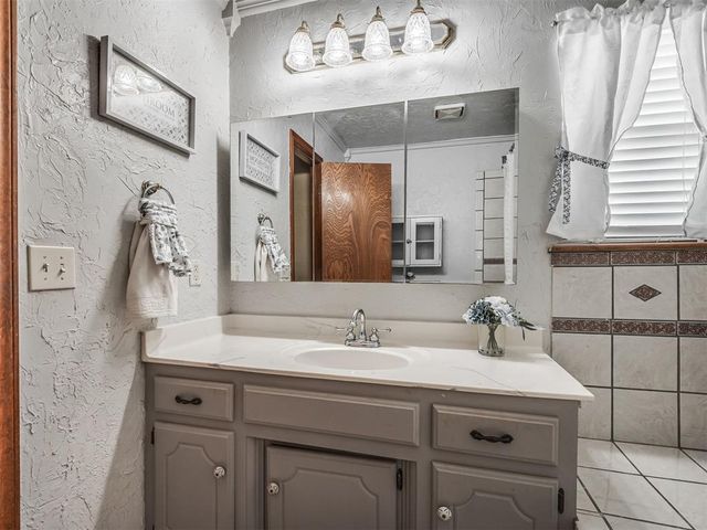 15070 Tomahawk Drive, Yukon, OK 73099