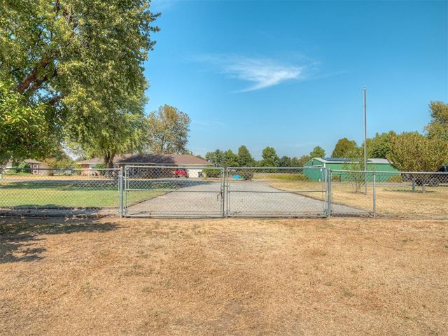 15070 Tomahawk Drive, Yukon, OK 73099