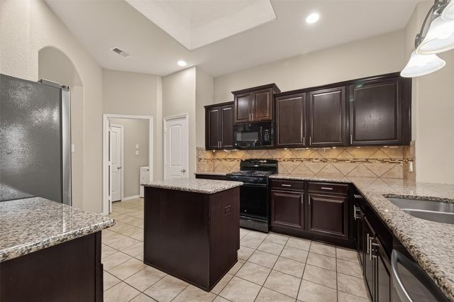 106 Bogey Circle, La Porte, TX 77571