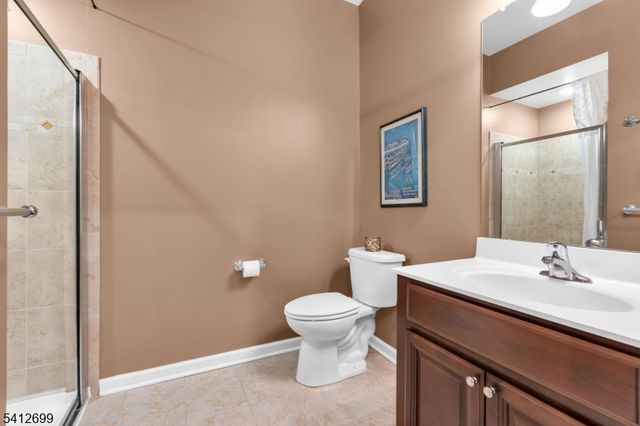 17 Jasmine Ln, Garfield City, NJ 07026