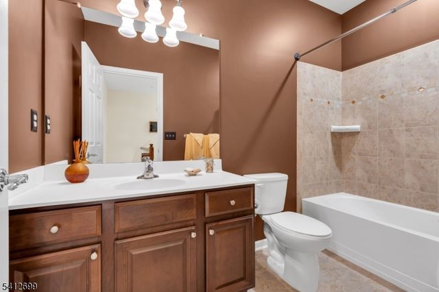 17 Jasmine Ln, Garfield City, NJ 07026