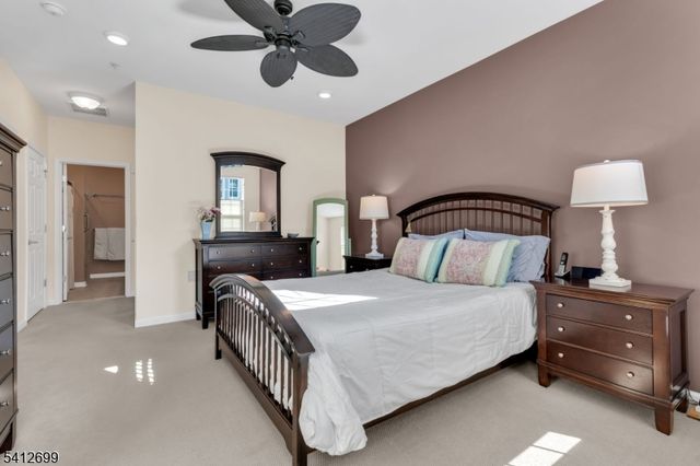 17 Jasmine Ln, Garfield City, NJ 07026