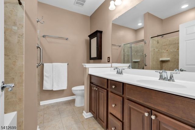 17 Jasmine Ln, Garfield City, NJ 07026