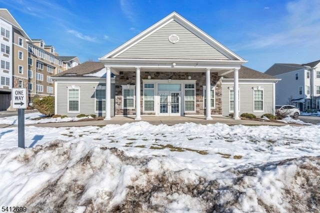 17 Jasmine Ln, Garfield City, NJ 07026