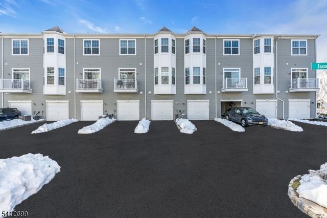 17 Jasmine Ln, Garfield City, NJ 07026