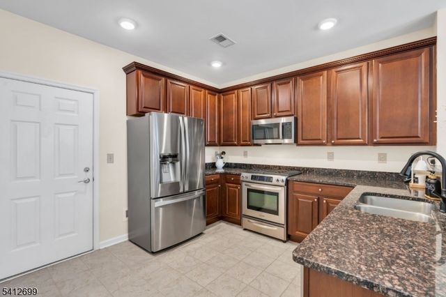 17 Jasmine Ln, Garfield City, NJ 07026