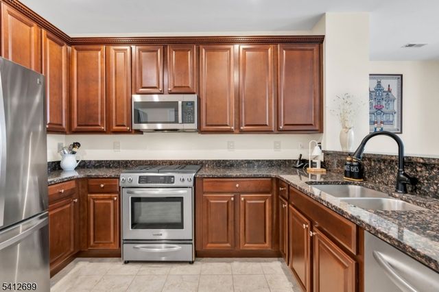 17 Jasmine Ln, Garfield City, NJ 07026