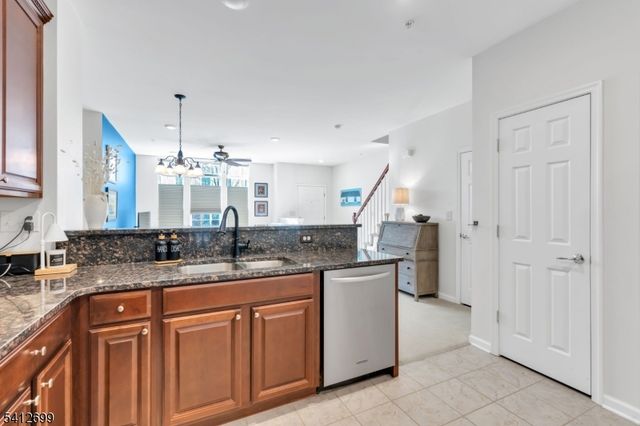 17 Jasmine Ln, Garfield City, NJ 07026