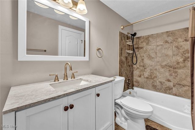 32194 N Roundhead Drive, Solon, OH 44139