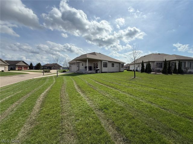 1163 Pine Bluff Drive NE, New Philadelphia, OH 44663