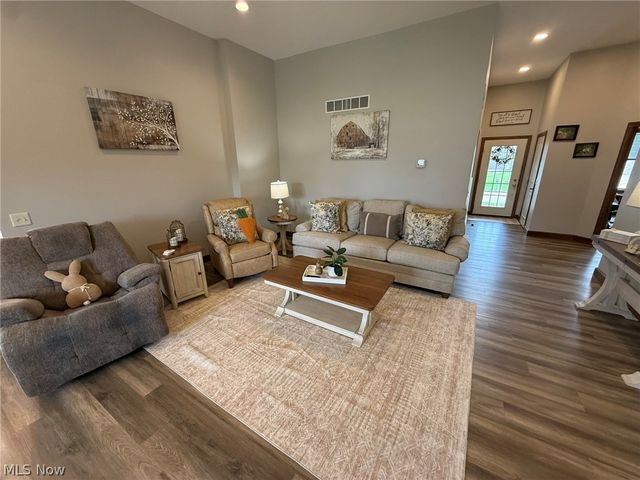 1163 Pine Bluff Drive NE, New Philadelphia, OH 44663