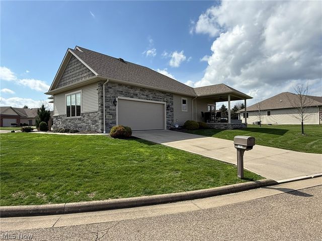 1163 Pine Bluff Drive NE, New Philadelphia, OH 44663