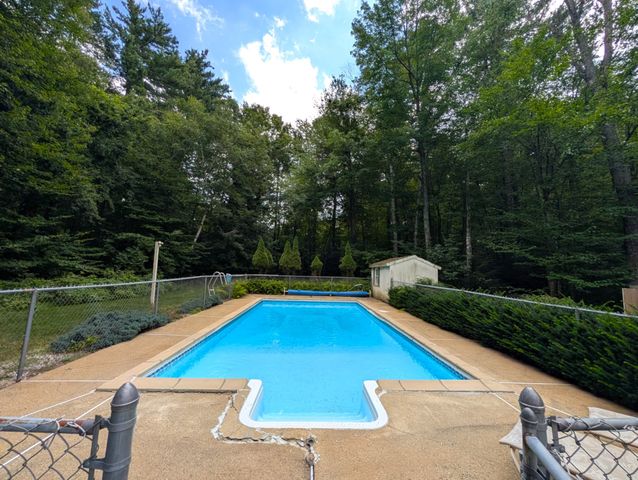 2 Nutfield Dr, Londonderry, NH 03053