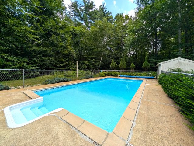 2 Nutfield Dr, Londonderry, NH 03053