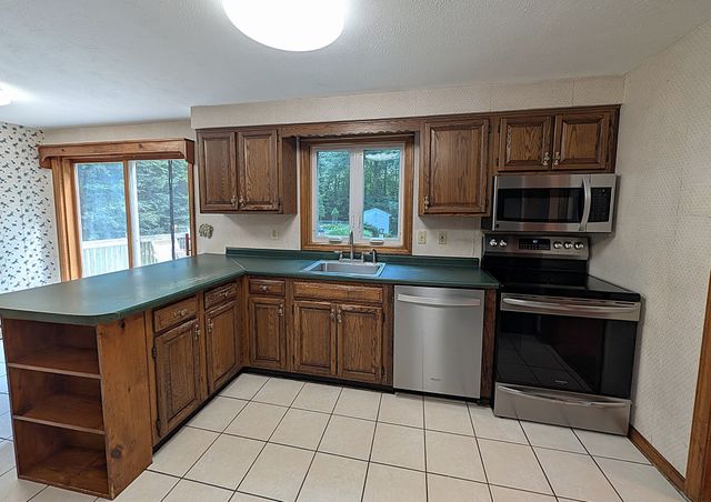 2 Nutfield Dr, Londonderry, NH 03053