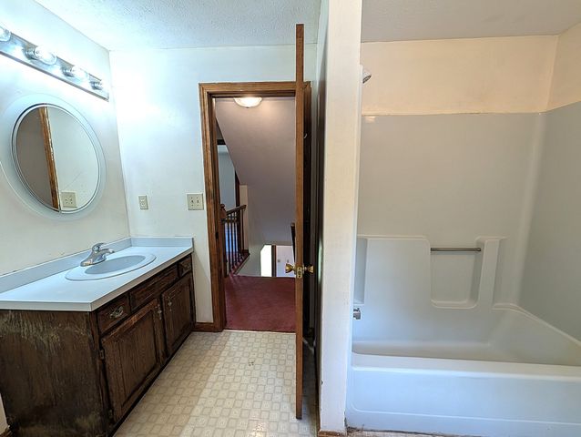 2 Nutfield Dr, Londonderry, NH 03053