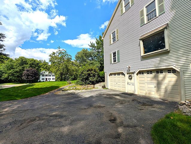 2 Nutfield Dr, Londonderry, NH 03053