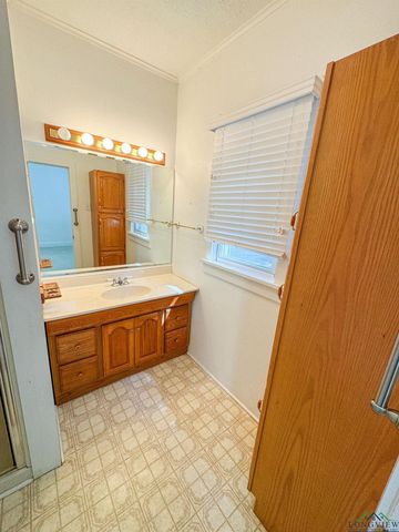 206 Park, Atlanta, TX 75551