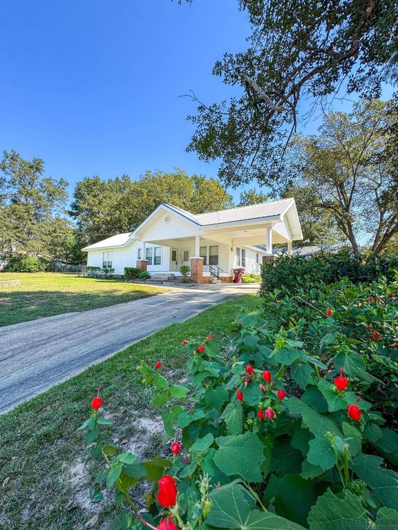 206 Park, Atlanta, TX 75551