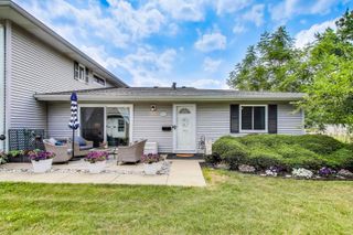 1042 Quanset Court, Schaumburg, IL 60194