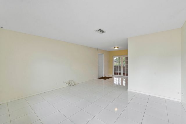 8095 W Saint John Avenue W, Boynton Beach, FL 33472