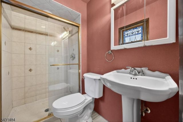3 Nice Pl, Hopatcong Boro, NJ 07843