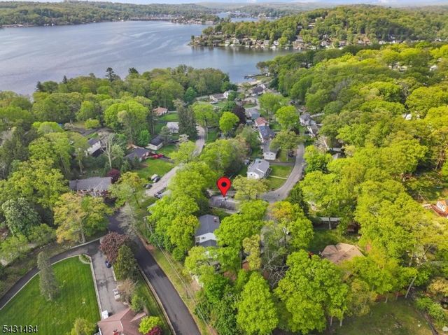 3 Nice Pl, Hopatcong Boro, NJ 07843