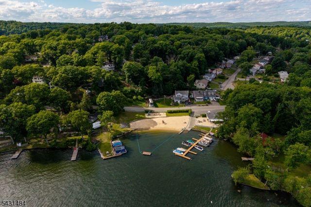 3 Nice Pl, Hopatcong Boro, NJ 07843